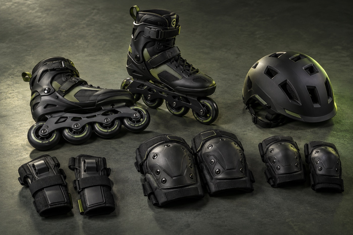 Ilustración editorial de patines en línea, casco y protectores de muñecas, rodillas y codos
